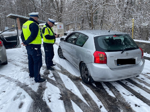 policjanci kontrolują auto koloru srebrnego