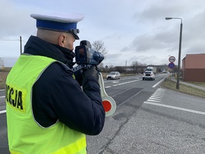 policjant mierzy prędkość aut, zdjęcie ilustracyjne