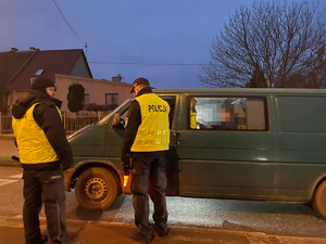 dzielnicowi kontroluję trzeźwość kierowcy busa