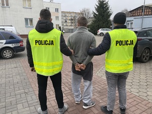 zatrzymany podejrzany prowadzony przez policjantów