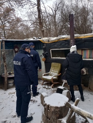 Policjanci z pracownikami MGOPS Nakło kontrolowali miejsca przebywania osób bezdomnych.