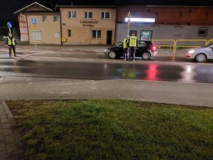 Policjanci sprawdzają stan trzeźwości kierujących w ramach ,,Trzeźwego poranku&quot;