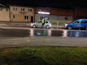 Policjanci sprawdzają stan trzeźwości kierujących w ramach ,,Trzeźwego poranku&quot;