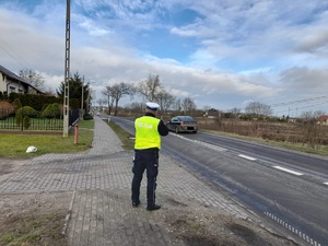 policjant mierzy prędkość