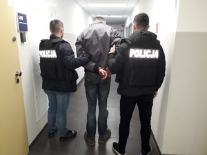 zatrzymany podejrzany prowadzony przez policjantów