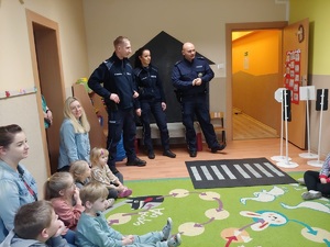 policjanci prowadzą zajęcia dla dzieci