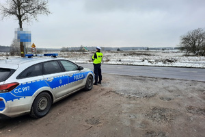 policjant obserwuje ruch pojazdów