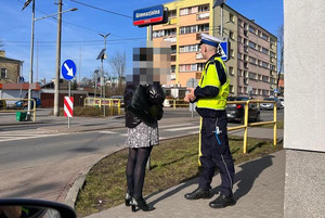 policjant rozmawia z pieszą