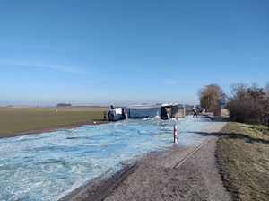 szkło na trasie i przewrócona ciężarówka