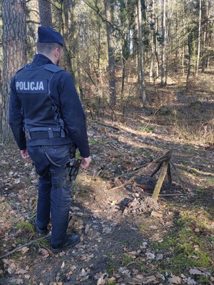 policjant zabezpiecza miejsca znalezienia granatu