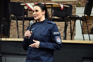 policjantka prowadzi spotkanie