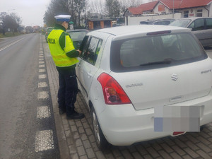 policjant kontroluje pojazd osobowy