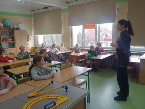 policjantka prowadzi zajęcia w klasie