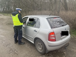 kontrola pojazdu osobowego prowadzona przez policjanta