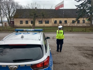 policjantka obserwuje ruch pojazdów