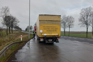 policjant kontroluje auto ciężarowe