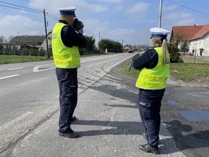 policjanci obserwują ruch pojazdów