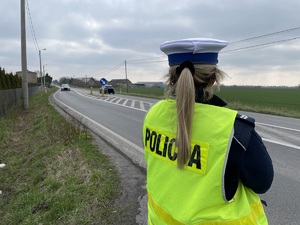 policjantka obserwuje ruch pojazdów