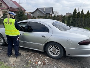 policjantka kontroluje pojazd osobowy