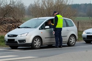 policjant kontroluje trzeźwość kierującego