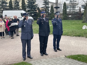 delegacja mundurowych oddaje hołd pod pomnikiem