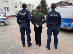 zatrzymany poszukiwany prowadzony przez policjantów