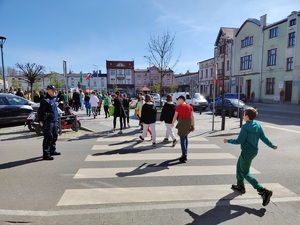 Policjanci z Mroczy podczas obchodów Światowego Dnia Ziemi