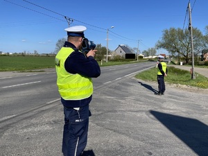 policjanci na trasie prowadzą działania