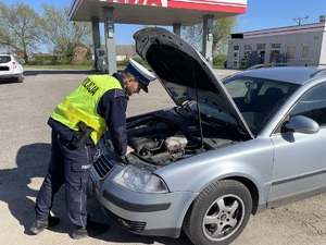 policjant sprawdza stan techniczny pojazdu