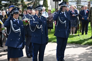 delegacja policji oddaje honor przed pomnikiem katyńskim