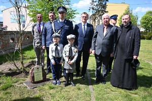 pamiątkowe zdjęcie po posadzeniu dębu katyńskiego