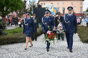 delegacja policji zmierza pod pomnik złożyć wiązankę kwiatów