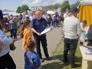 Policjanci prowadzili działania profilaktyczne podczas targów w Minikowie