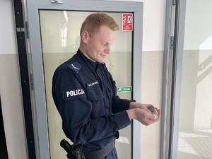 policjant trzyma zwierzę