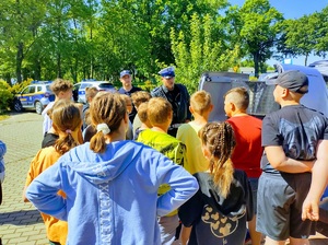 Policjanci prowadzą egzamin na kartę rowerowa dla uczniów Szkoły Podstawowej w Samsiecznie