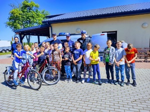 Policjanci prowadzą egzamin na kartę rowerowa dla uczniów Szkoły Podstawowej w Samsiecznie