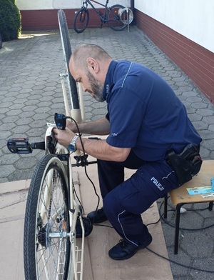 policjanci znakowali rowery na terenie KPP Nakło