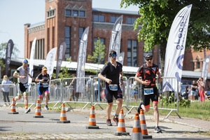 Zawody  Enea Triathlon Żnin w których udział wziął mrotecki policjant.