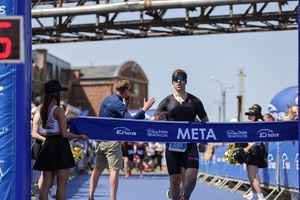 Zawody  Enea Triathlon Żnin w których udział wziął mrotecki policjant.