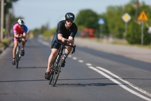 Zawody  Enea Triathlon Żnin w których udział wziął mrotecki policjant.