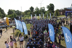 Zawody  Enea Triathlon Żnin w których udział wziął mrotecki policjant.