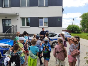 Uczniowie podczas odwiedzin na terenie Posterunku Policji w Sadkach