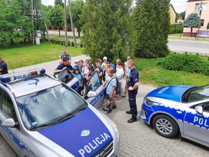 Uczniowie podczas odwiedzin na terenie Posterunku Policji w Sadkach