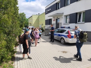 Uczniowie podczas odwiedzin na terenie Posterunku Policji w Sadkach