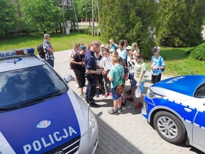 Uczniowie podczas odwiedzin na terenie Posterunku Policji w Sadkach