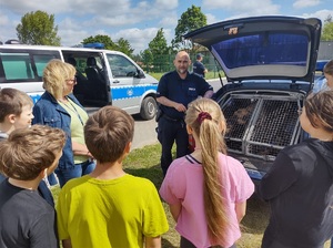 Policjanci podczas festynu w szkole podstawowej w Mroczy