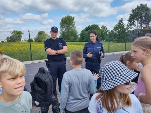 Policjanci podczas festynu w szkole podstawowej w Mroczy