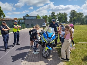 Policjanci podczas festynu w szkole podstawowej w Mroczy