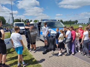 Policjanci podczas festynu w szkole podstawowej w Mroczy