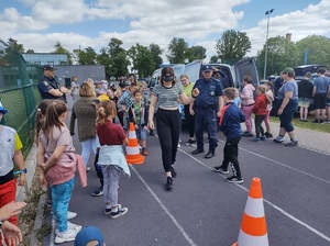 Policjanci podczas festynu w szkole podstawowej w Mroczy